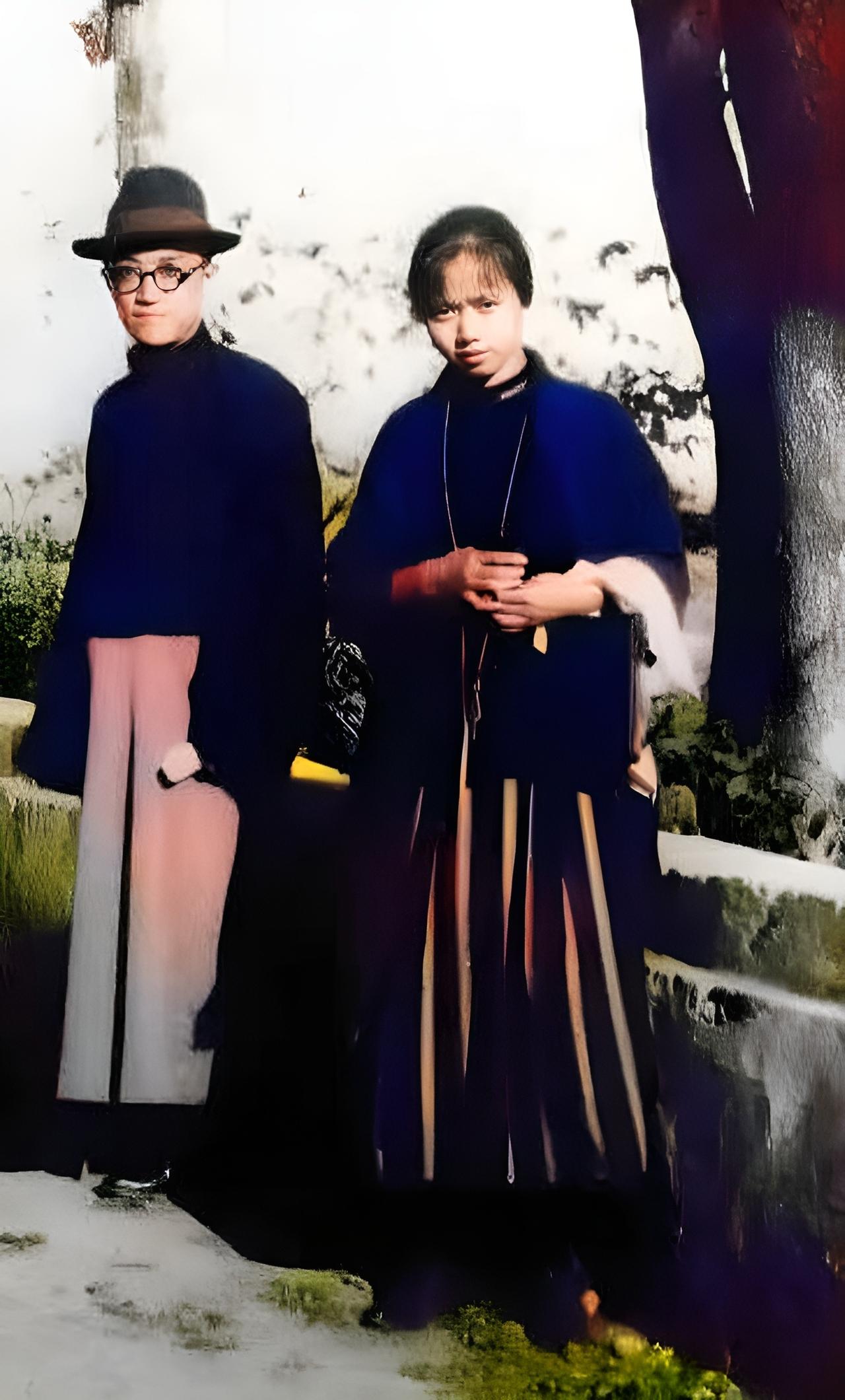 这是一张胡适与“表妹”曹诚英在杭州烟霞洞的旧照。胡适是倡导自由婚恋的新文化先驱
