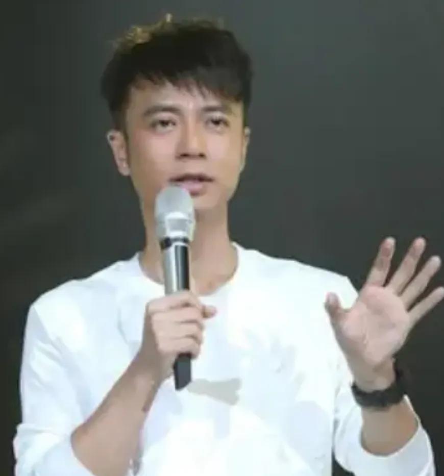 凭什么李克勤不能入选四大天王？论唱功除了张学友，他不输任何三个吧！甚至能够远远