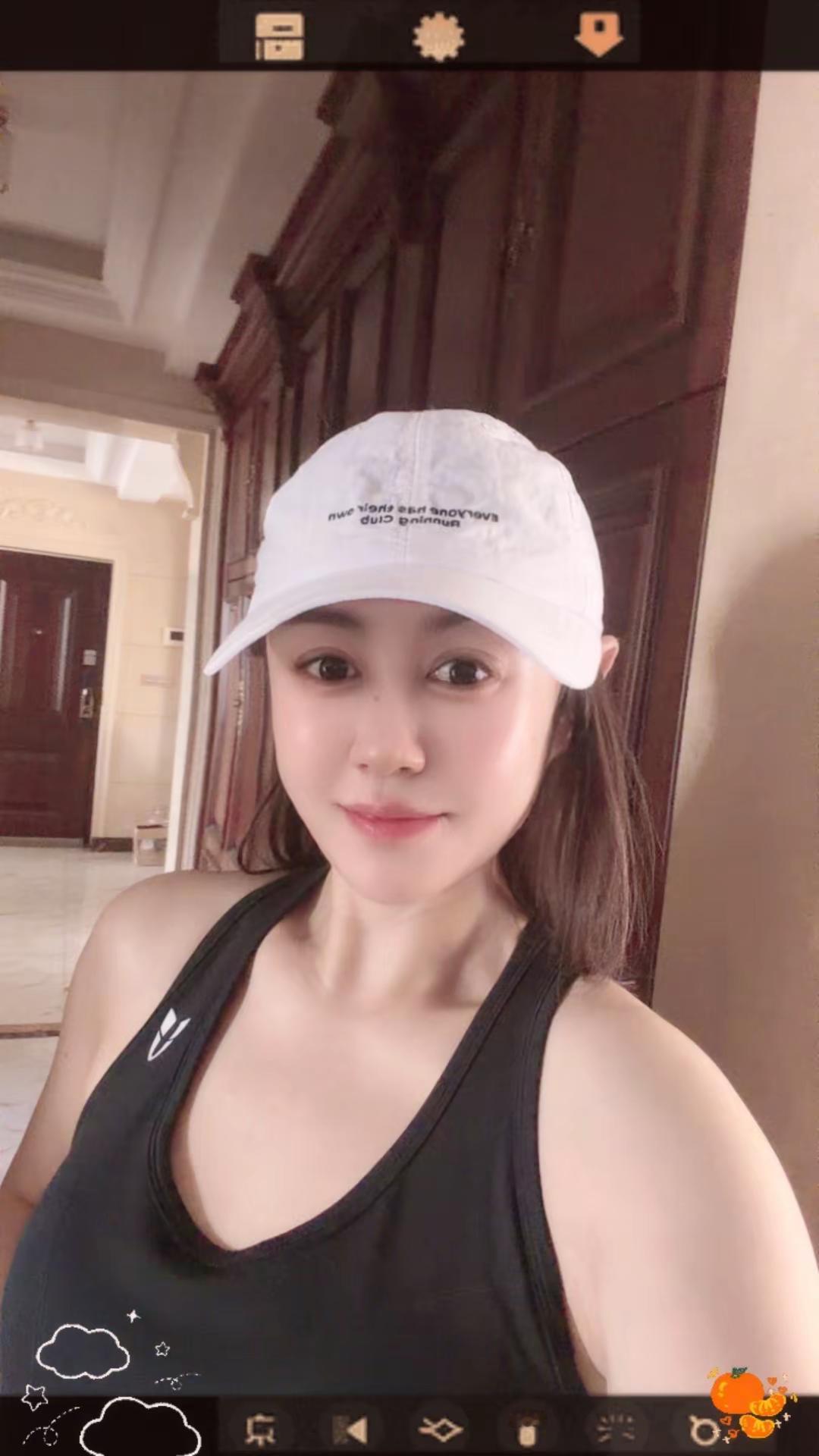 气质女孩三要素，胸小话少表情叼运动是最高级的自律你有多自律就有多美