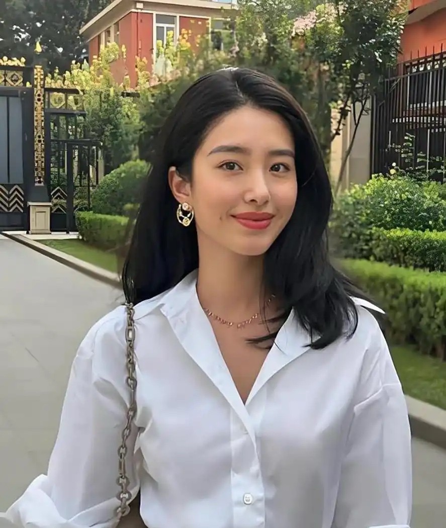 杨采钰携富豪丈夫北极游，公开晒出丈夫正脸，网友赞其嫁得好。​​​