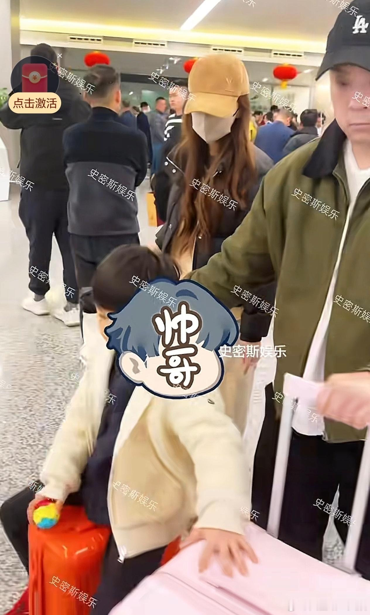 Angelababy带小海绵现身上海小海绵如今也长成一个小男子汉了，身高也快到