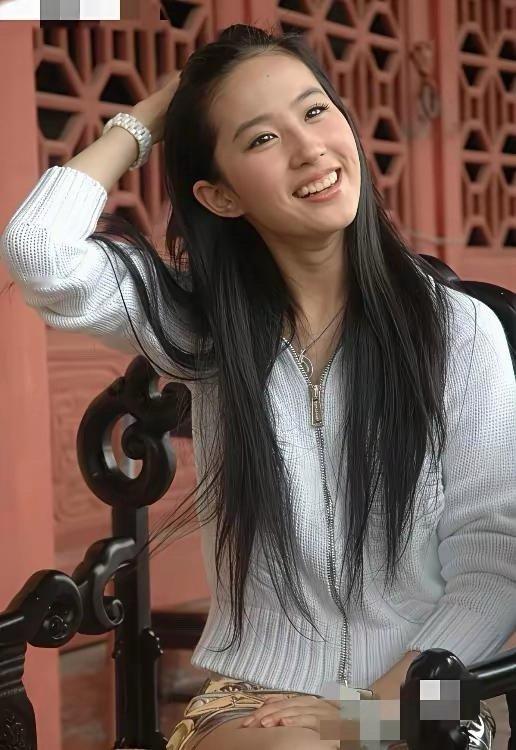 刘亦菲颜值巅峰期太绝了！连露牙龈的笑容都透着娇憨可爱，这才是老天爷追着喂饭的神颜