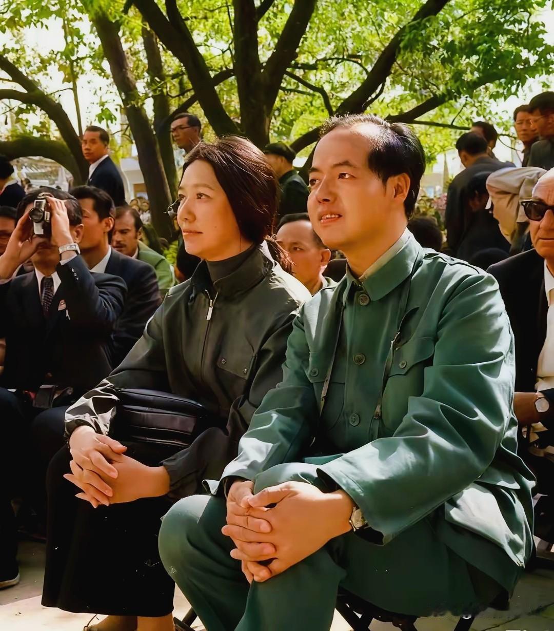 这是李政道和他的夫人秦惠䇹的一张老照片，拍摄于1972年的北京。照片中夫妇二人坐