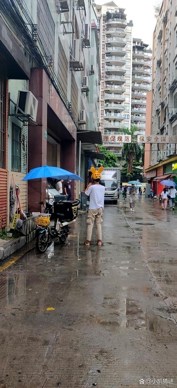 小区门口，顺丰快递员抱着箱子喊张先生签收，树底下小三脸拉得老长。这老板把情人备