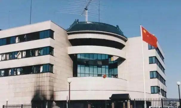 1999年5月8日凌晨，中国驻南斯拉夫大使馆被五枚精确制导炸弹击中。新华社记者邵