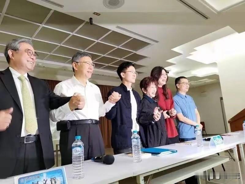 新党台北市议员侯汉廷今天（3日）举行新书发表会，新书的名字叫《以中华之名》。​