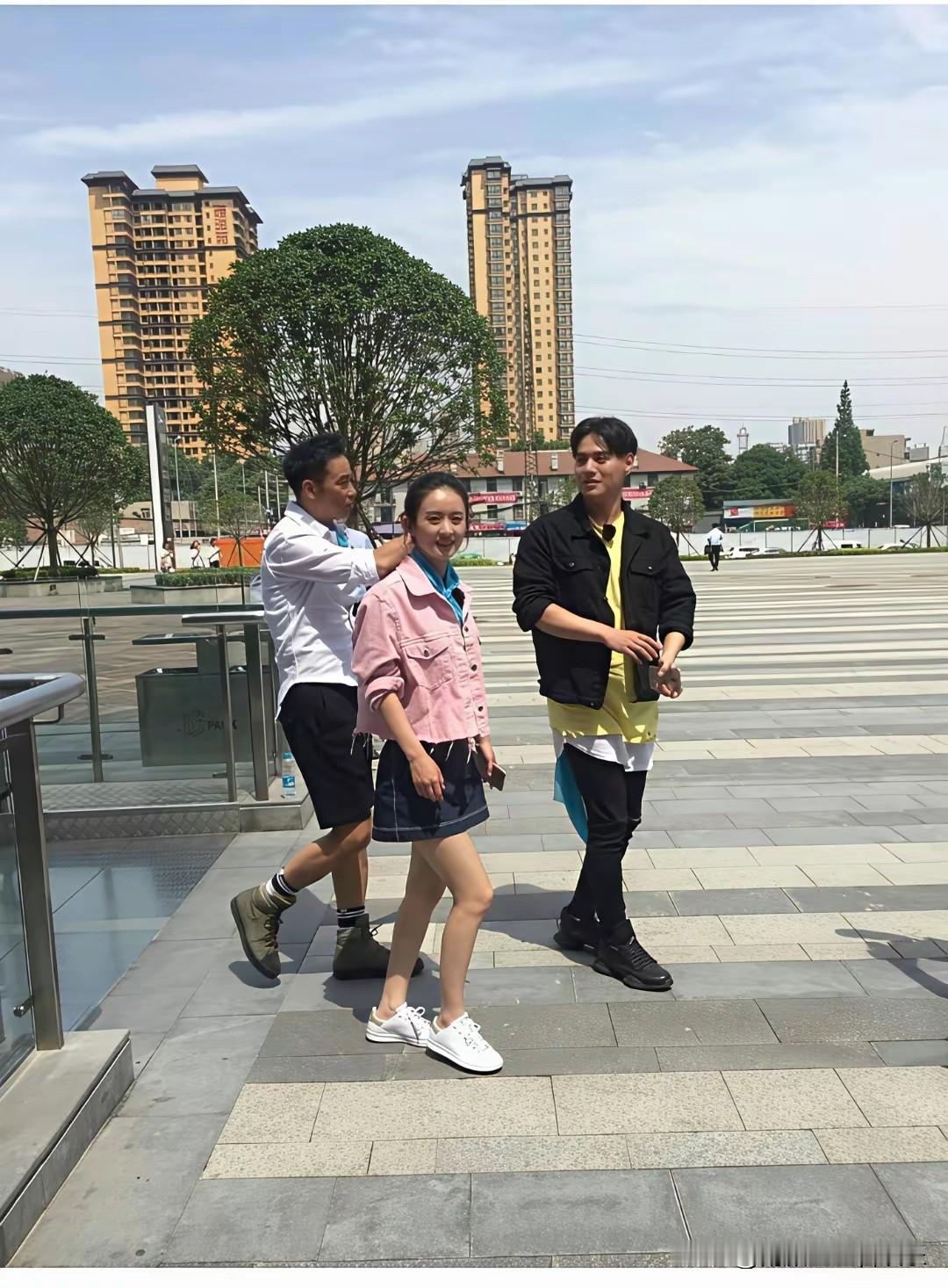 不怪那么多人喜欢她，路人镜头下都美若天仙！[爱心][爱心]