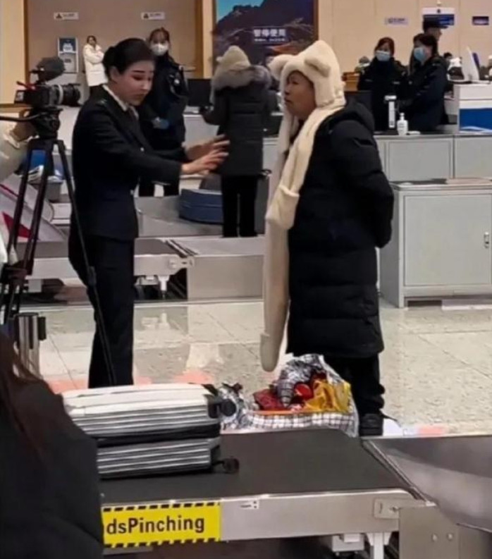 发现有人在拍段子，看着有点眼熟，记不得是哪个明星了？大家认识他吗？