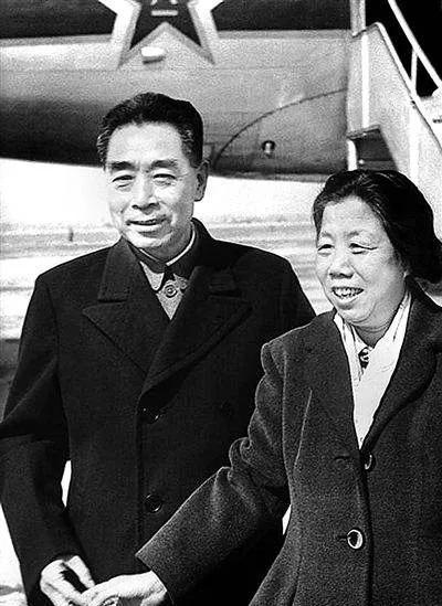 1976年1月8日清晨，邓颖超正在刷牙，突然秘书跑来说：“邓大姐，医院让您赶紧过