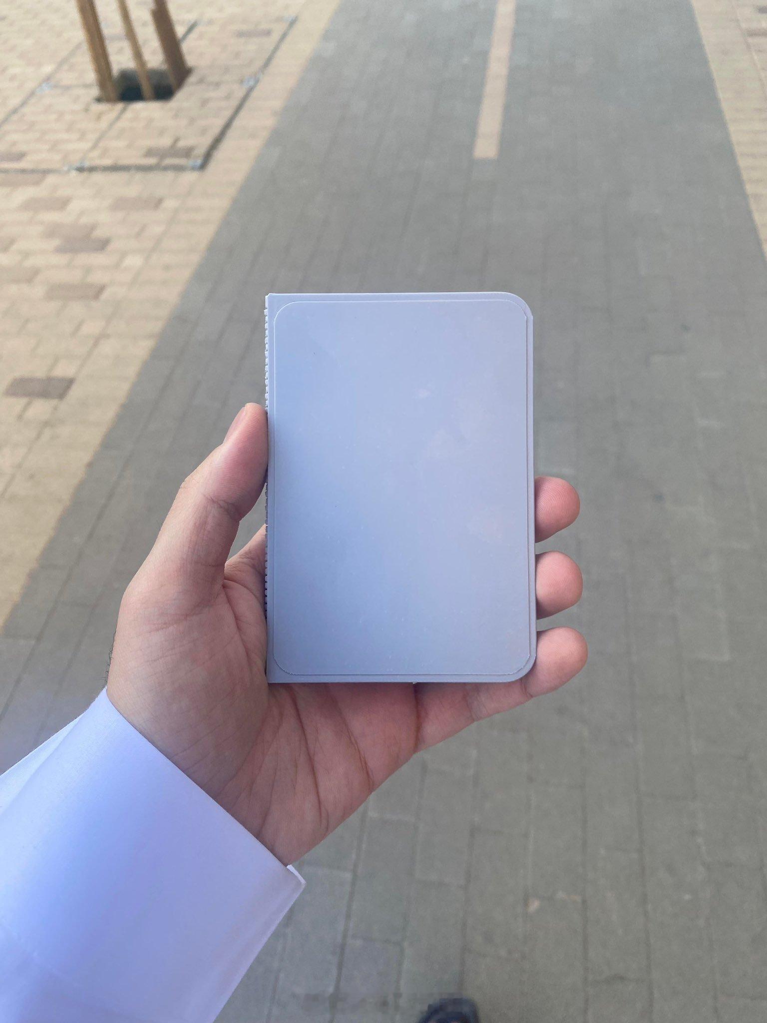 苹果史上首款折叠屏手机苹果的折叠屏有点类似于华为的PuraX，单手没压力，展开