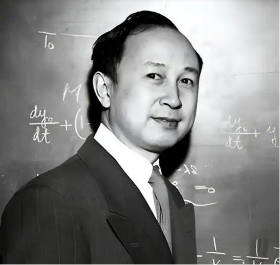 1964年，钱学森回家吃饭，夹起一块红烧肉，突然惊呼：“别吃，拿去化验！”，谁知