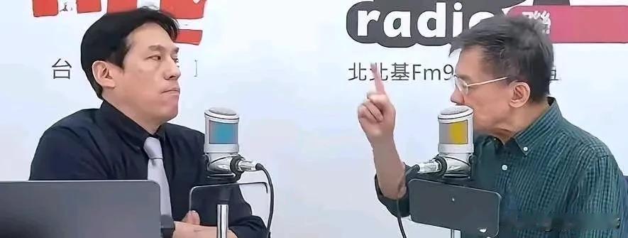 黄暐翰被沈富雄怼到中断节目！国民党叛将黄暐翰专访民进党前立委沈富雄。谈到两岸关系