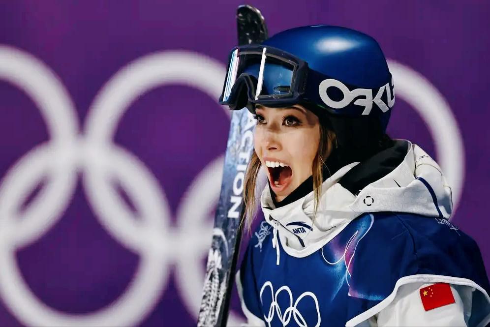 惊险逆袭！谷爱凌摔倒，除夕冲金稳了？北京时间2月15日凌晨2：0