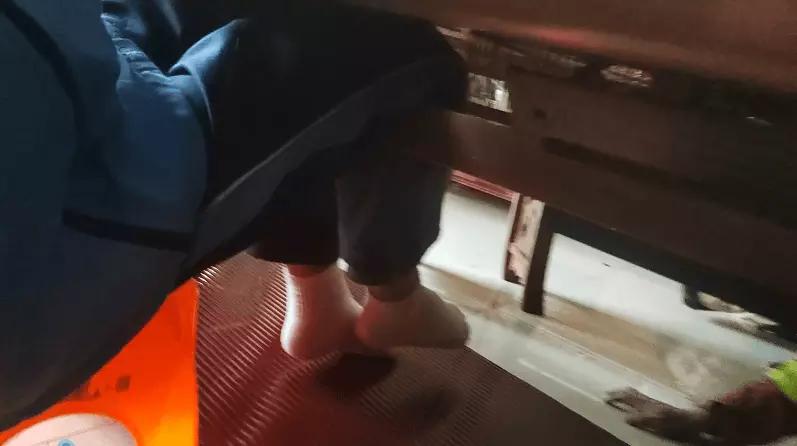 男孩腿卡取暖设备，妈妈一句“切断算了”让娃崩溃：家长的急脾气，最伤孩子安全感