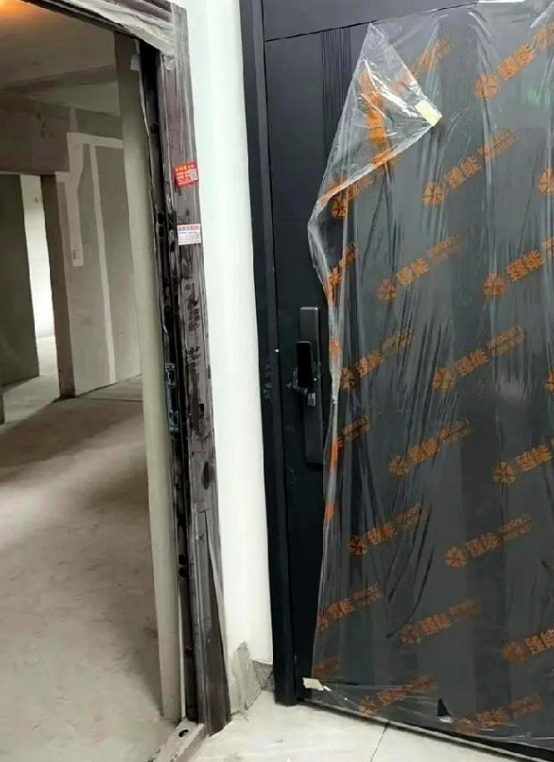 今天小区里炸开了锅！对门邻居买了房空置三年没住，最近回来准备装修，物业转头就