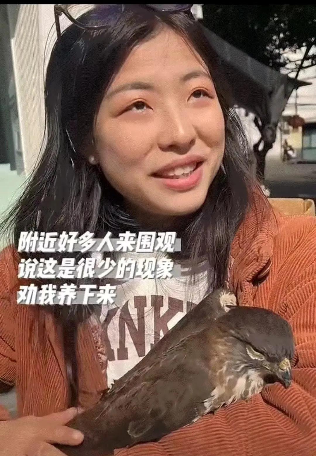 四川一女子，趁着天气晴朗空气清新出门晒太阳，不料女子找了一个舒服的地方刚坐下，一