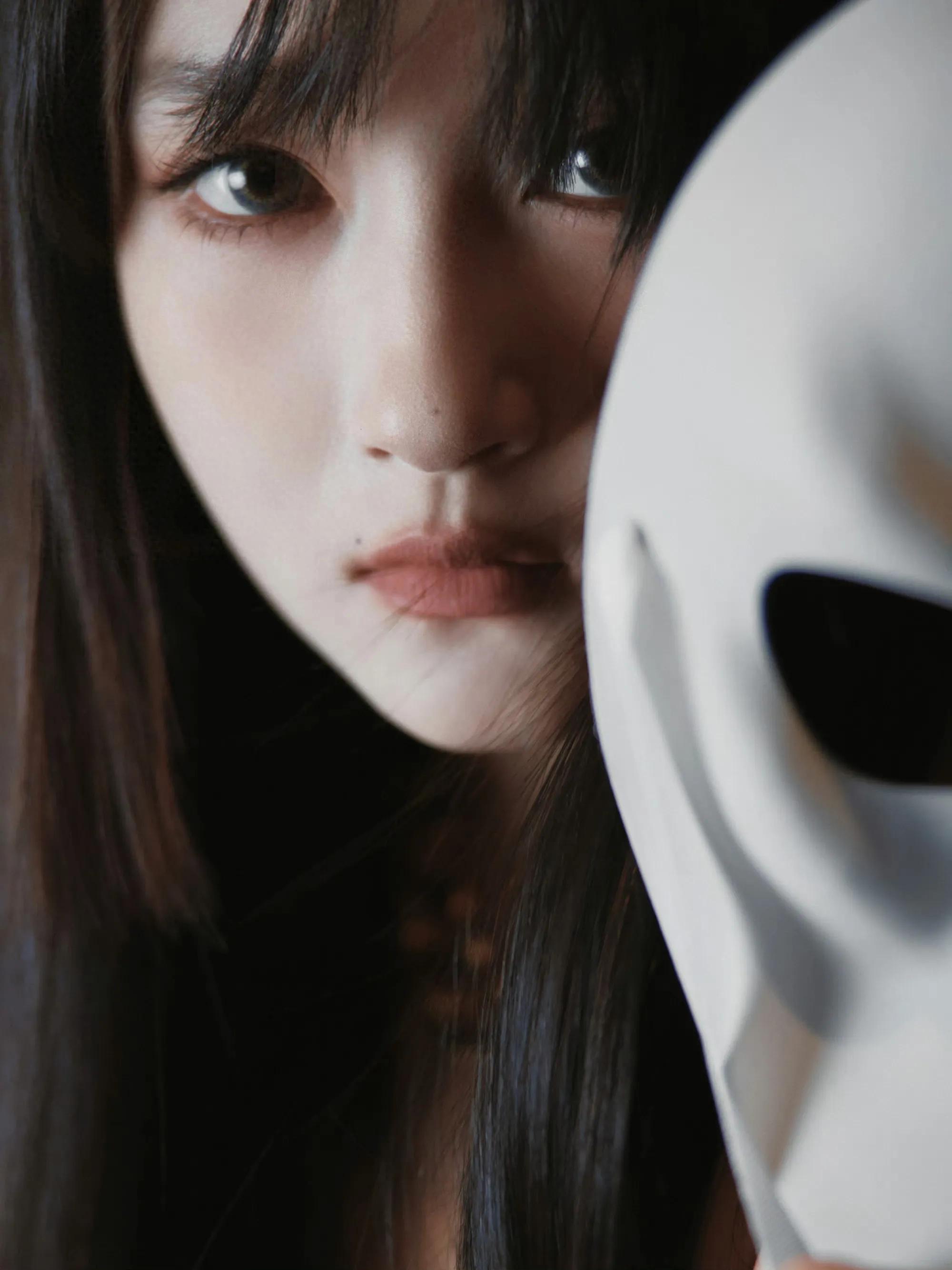 关晓彤暗夜黑纱裙造型：变身烟熏小魔女