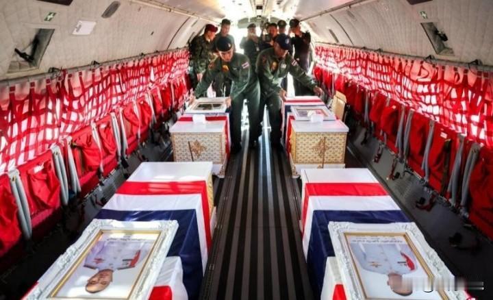 泰柬边境冲突进入第7天：12月14日，泰国军方把殉职的军人遗体运回家乡。目前双方