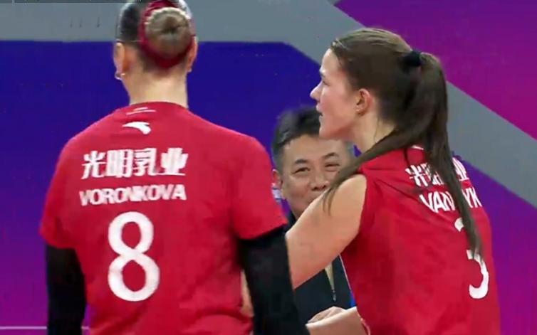 排超联赛第12轮，上海女排在主场以3-0横扫了天津女排。比赛结果在预料之中，毕