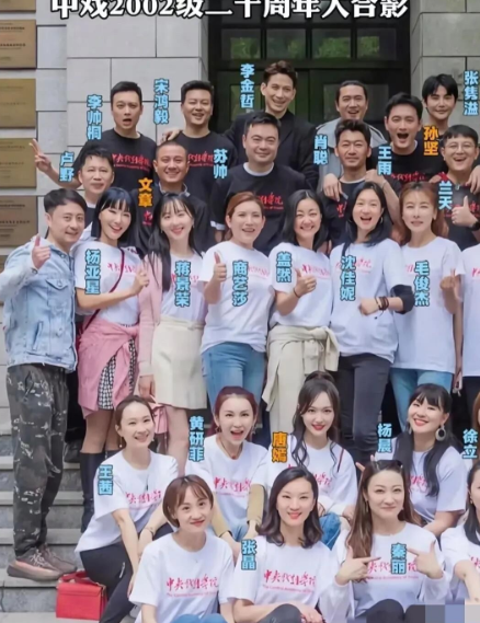 2002级中戏的女同学里能让人记得住名字的也只有唐嫣和朱亚文老婆沈佳妮。唐嫣长相