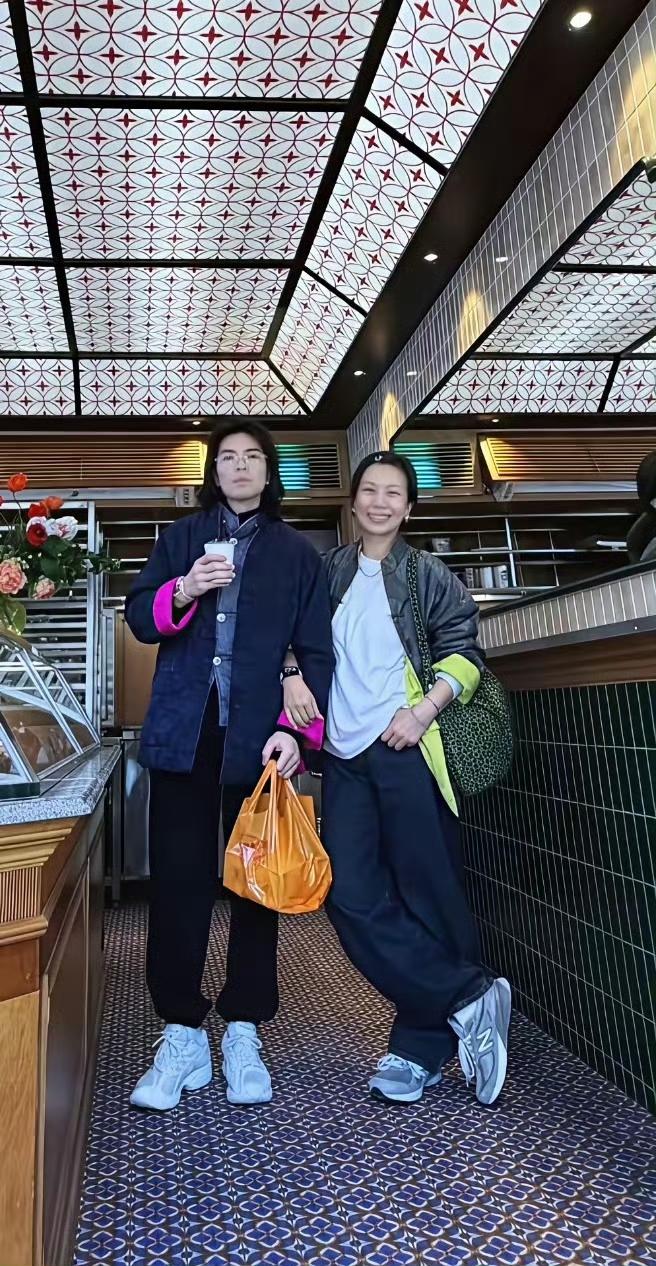 韩国街头偶遇萧敬腾夫妇，喝咖啡时依然手牵手，甜蜜氛围藏不住，一眼便能感受到两人之