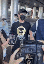 无牌车、诡异短信、警觉的斜眼……8月那天的画面，越细品越让人揪心一个下意识的