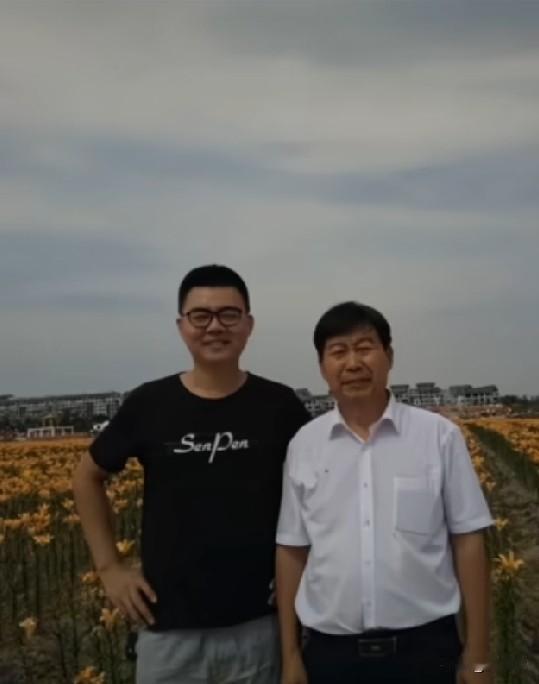其实郭威小时候也挺幸福的，就是有一个姐姐不能自理，其他都还好，她也是在爱的环境下