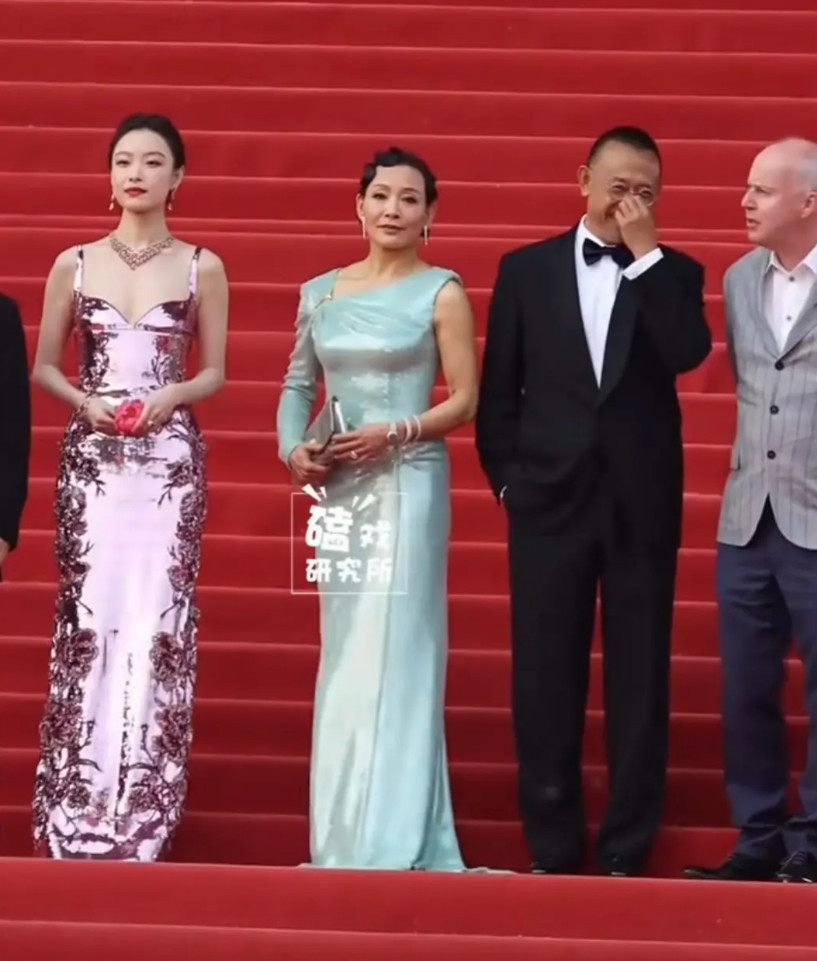 国内女明星个个都是姿高气傲，一副我最美我最红的样子。红毯仪式上，倪妮仰着脸不看陈