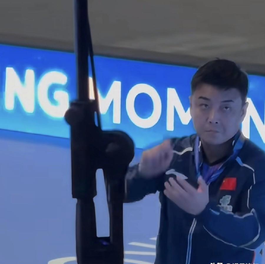 王皓真签了！空中一笔，十万人笑瘫。这厮根本不按常理出牌，球迷喊“签名”，他甩