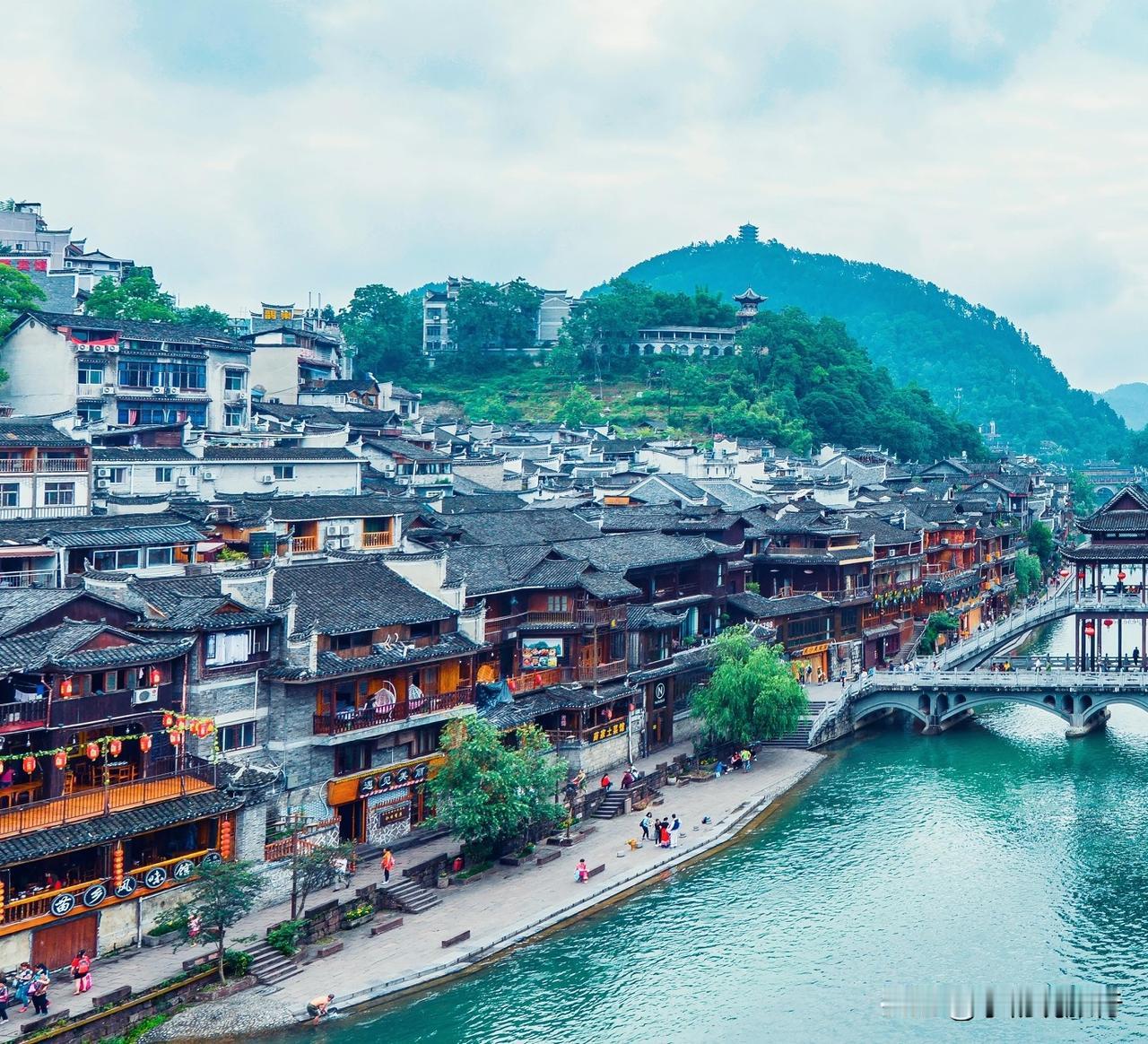 湖南最适合两个人去散心的十个古镇，看看你去过几个？1. 凤凰古城（湘西）：沱