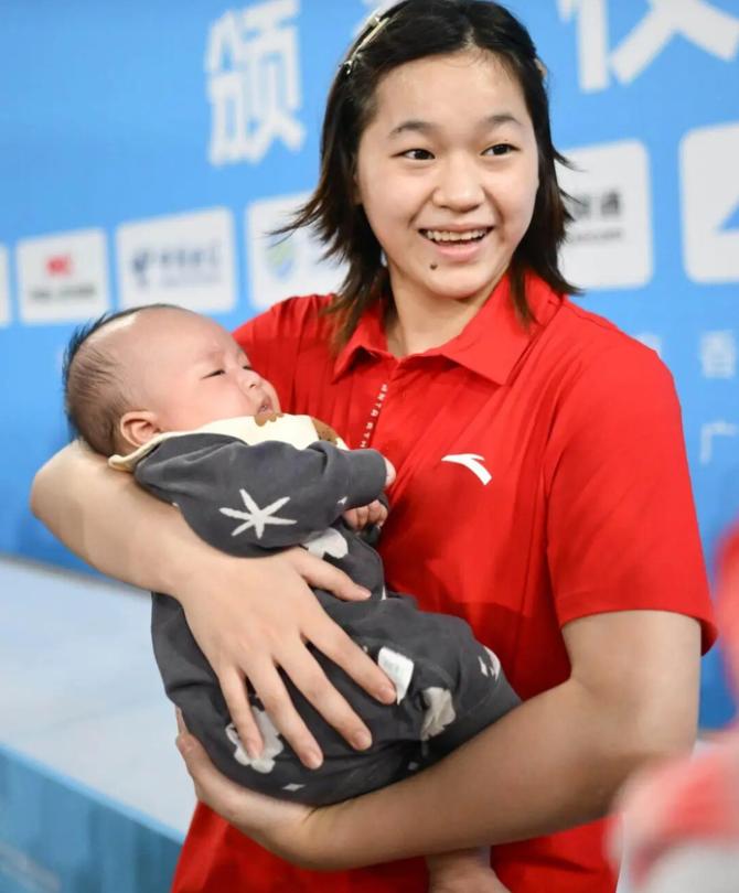 抱着孩子领奖的全红婵，可能是全中国，甚至全世界最松弛的运动员了吧！ 颁奖台的