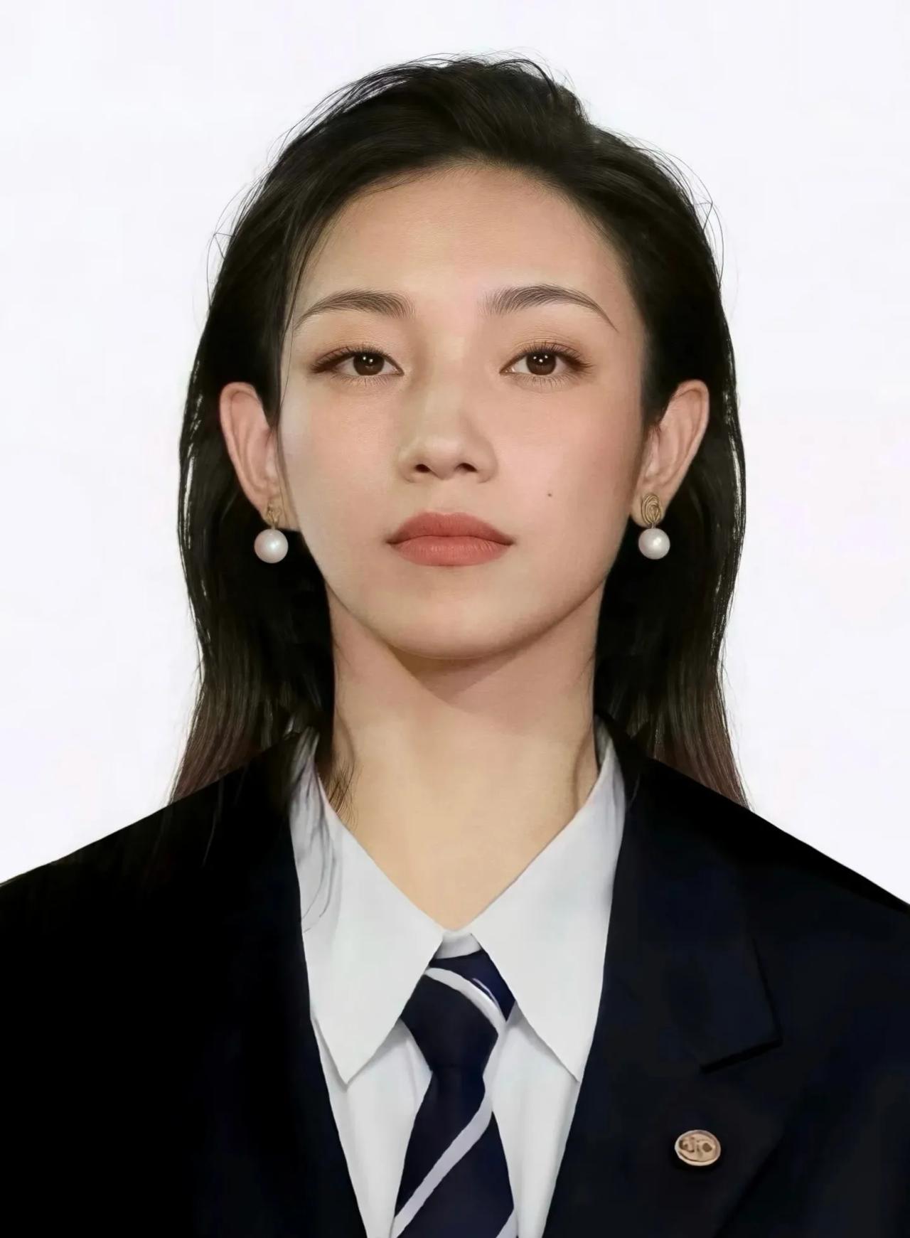 教育厅回应那尔那茜定向委培事件：正在调查。真的越扒越惊人……她从小在北京长