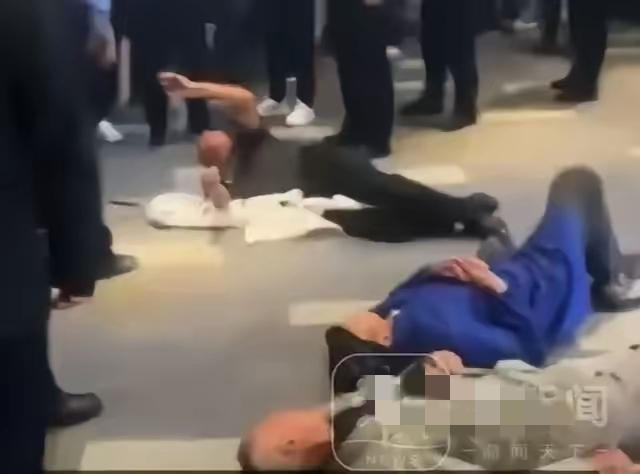 4岁娃一杯奶茶喝进ICU？台州家长“躺平”商场门口，背后真相居然是这样“