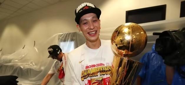 林书豪宣布退役，林疯狂落下帷幕！今日，前NBA球员林书豪在社交媒体上宣布自己正
