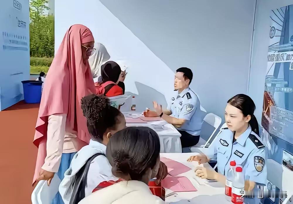 崇洋媚外何时休？重庆公安打通了外籍留学生在重庆就业的快捷通道，让这些外籍留学生在