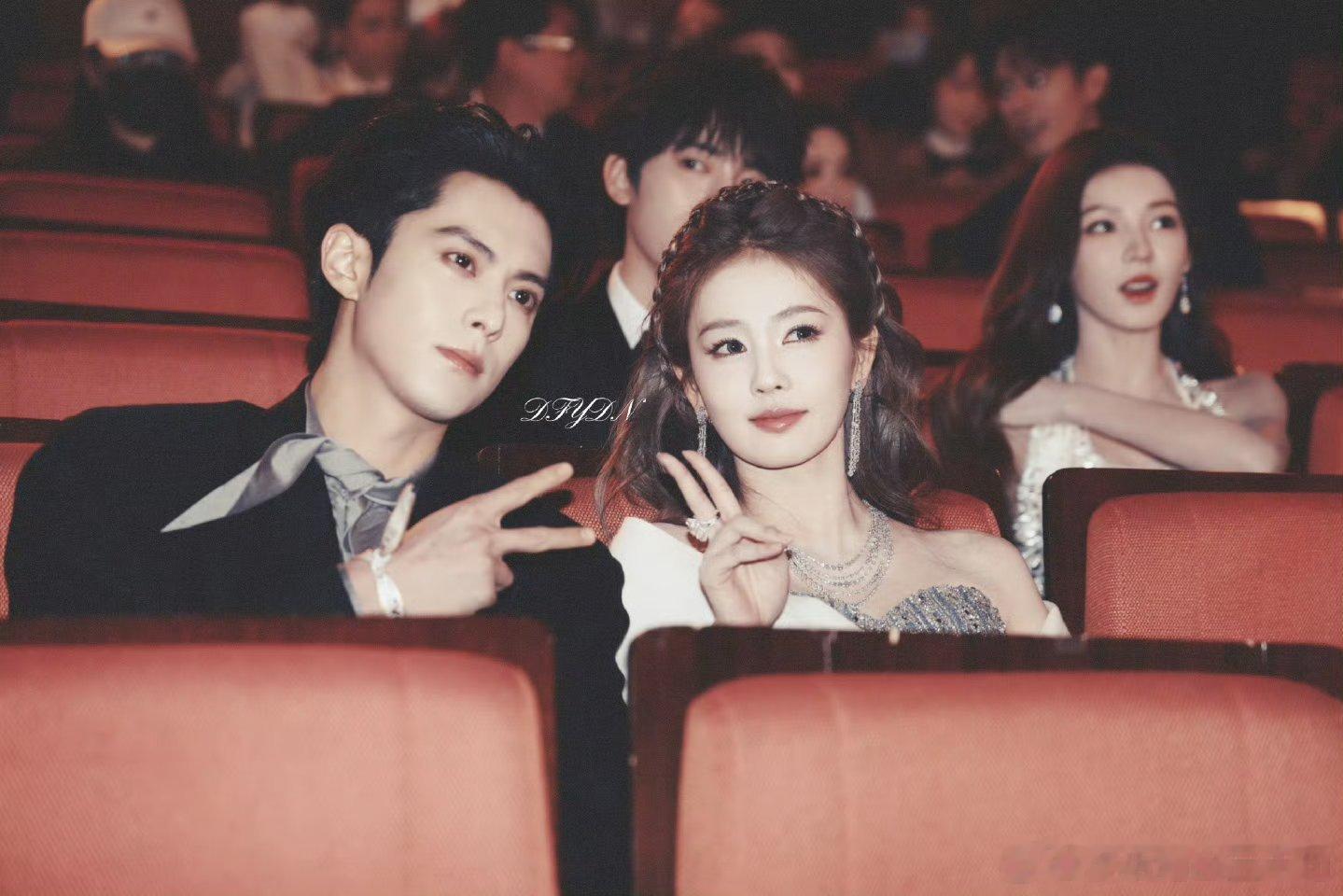 王鹤棣白鹿台下模仿乖乖女名场面白鹿和王鹤棣俩人坐在一起就是如此养眼，而且还都挺搞