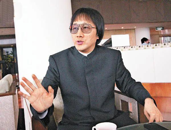 堪称今年香港最充满戏剧性的一幕意外采访，就这么发生在了顶级酒店门口。一名女博主做
