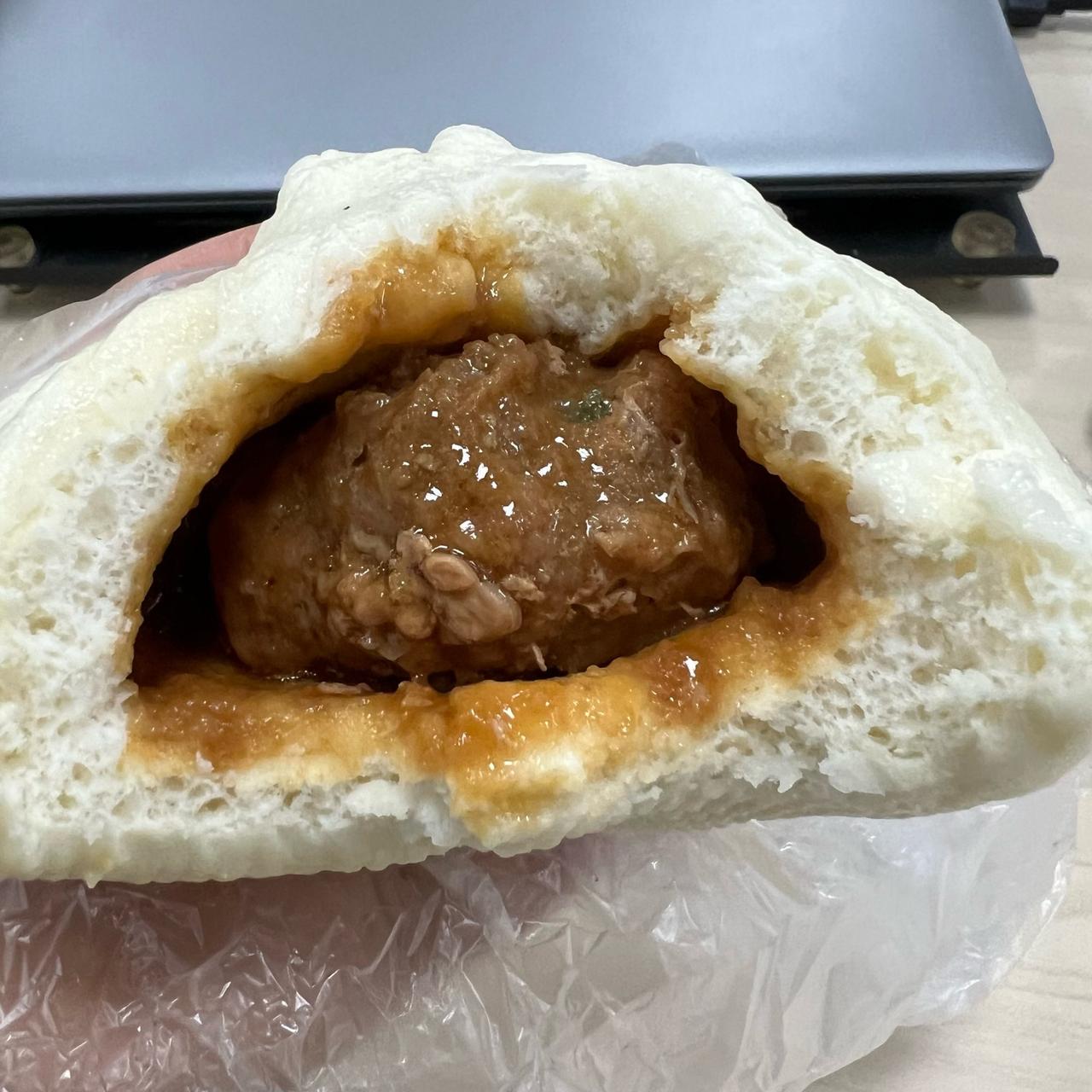 今天的早餐又是肉包，但是咬开这个皮看到里面的馅还是有些恐怖，里面不会有猪头肉吧？