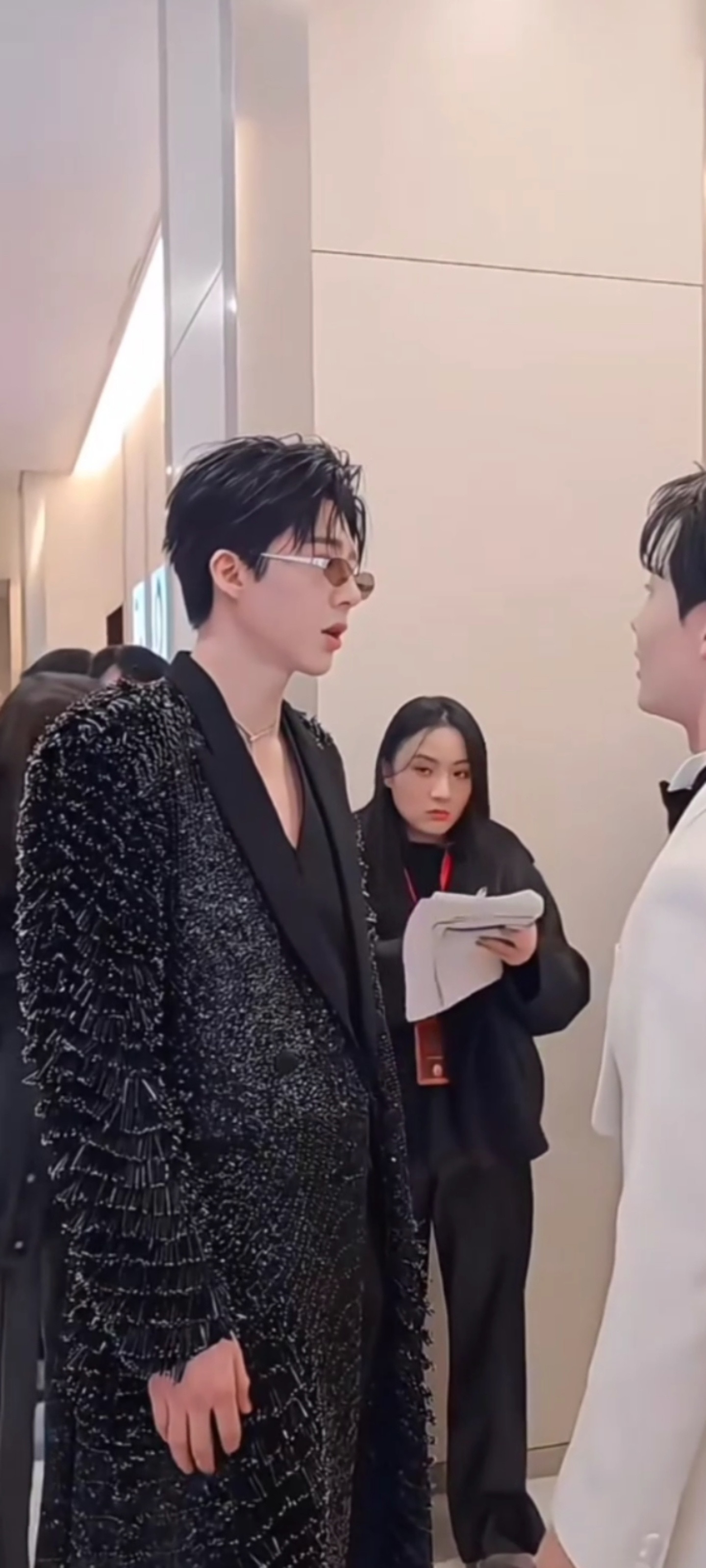 刘宇宁参加微博视界大会脖子后一片通红，是过敏了？还是刮痧刮得？？？不过这个小眼镜