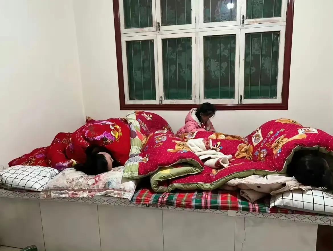 无论在电视剧中，还是在现实生活中，北方人睡在炕上的时候，总是以一种头部朝外的姿势