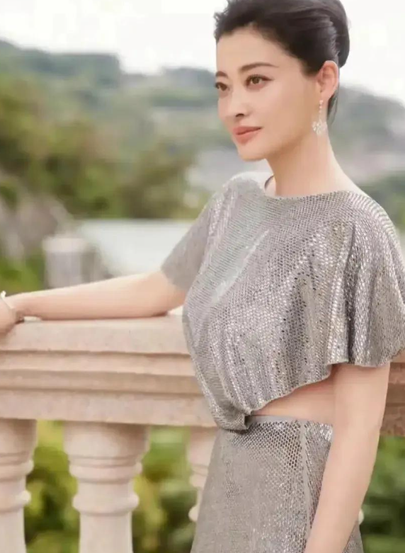 梅婷盘气质头发一袭银色亮片露腰款连衣裙，美的如此高级优雅