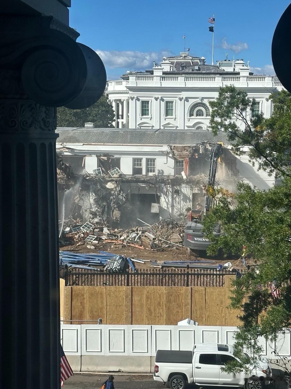 特朗普下令把白宫东翼给拆了，准备修建更大的宴会厅。但是拆除白宫东翼外墙的时候，还