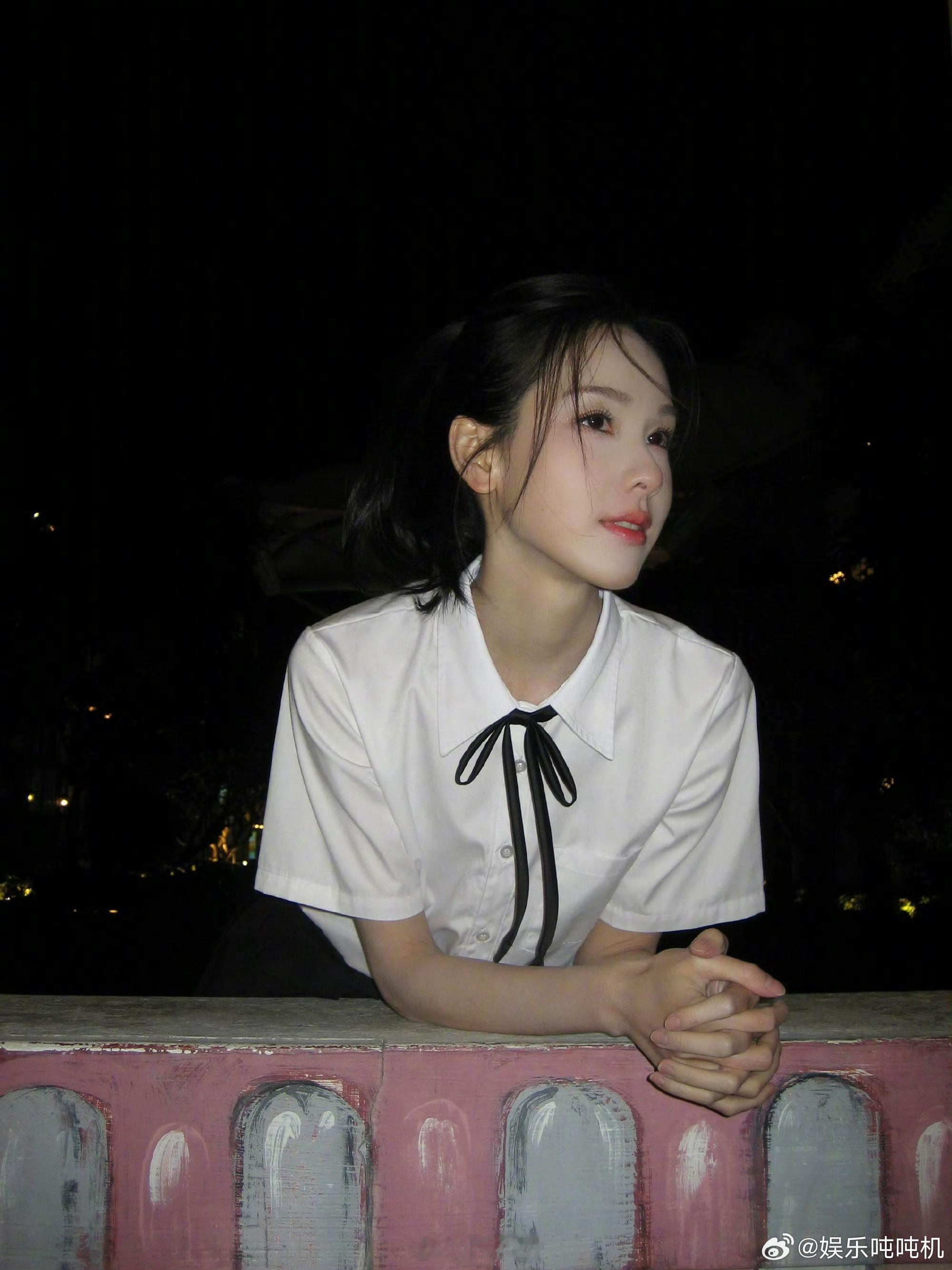 陈都灵校服梦回左耳谁懂啊陈都灵穿上蓝白校服的那一瞬间，直接把人拉回左耳时代，小