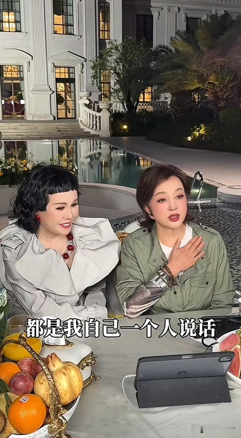 75岁的刘晓庆跟猫七七一起直播，猫七七一口一个“姐”的叫着，听起来两个人很亲，庆