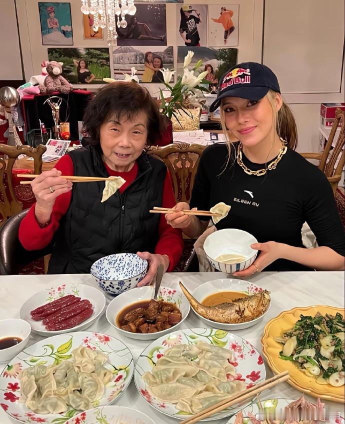 谷爱凌简直是典型的中国胃，平时爱晒中餐，回家就吃火锅，年夜饭也坚持吃中式饺子，彻