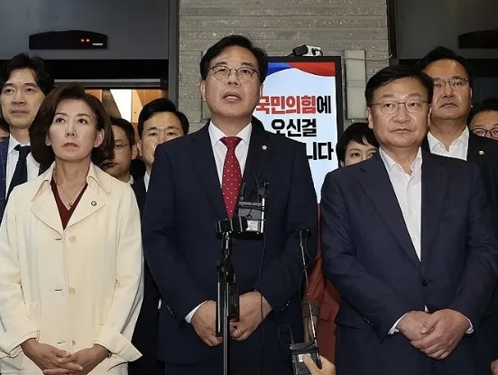 18日下午，韩国金建希特检组为执行对国民力量党中央党部的第二次扣押搜查令，开始与