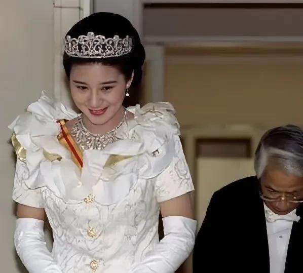 都说雅子是被德仁强取豪夺的，我怎么看着不像呀，因为雅子结婚时，我看她笑的很开心呀