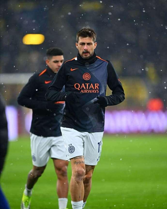 我们总盯着阿切尔比等五位老人，其实首发主力除五老之外，劳塔罗、巴雷拉即将奔三，恰