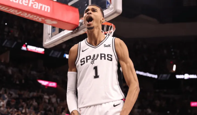 NBA杯赛小组赛，马刺121-110战胜火箭。赛后，主教练米奇-约翰逊接受了记