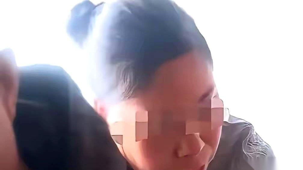 浙江慈溪一家医院里，男人死死盯着病床上的女人，手里的医保卡被捏得变了形。这是当
